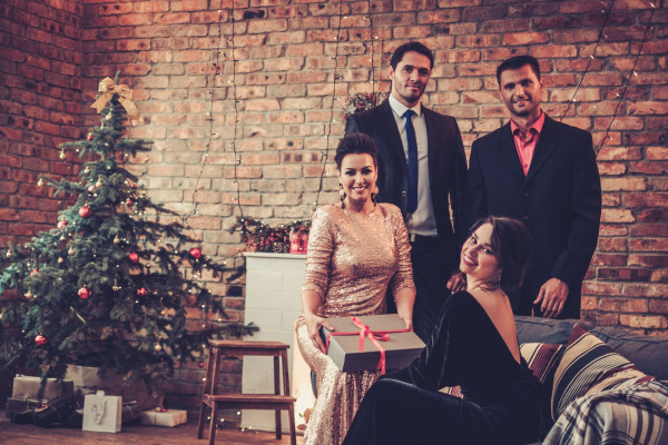 Ανδρικό ντύσιμο για Χριστούγεννα και Πρωτοχρονιά: Κομψοί συνδυασμοί για να ξεχωρίσετε